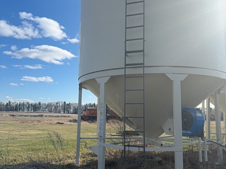 meridian-6000-bushel-hopper-bin-with-fan,-used-for-grain-only,-excellent-shape-image-7