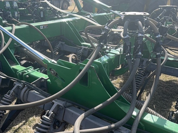 2000-john-deere-1910-image-34
