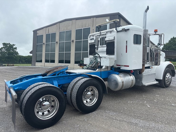 2013-peterbilt-367-image-3