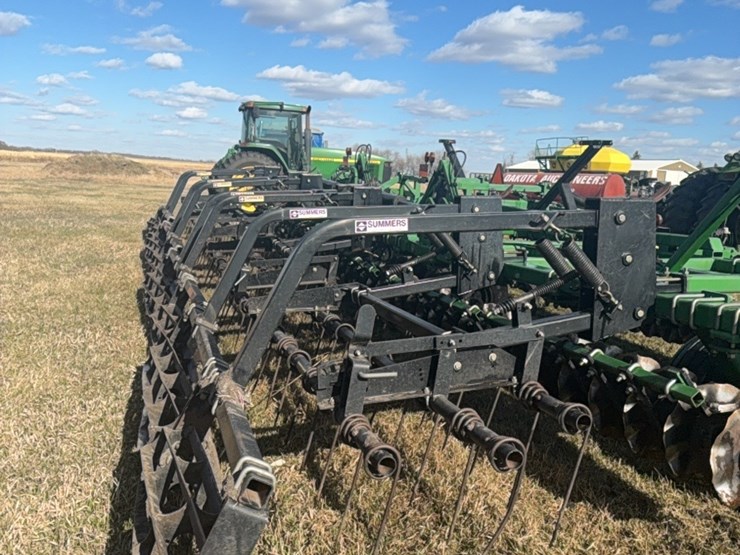 summers-40’-supercoulter-plus-vertical-tillage,-equipped-with-summer’s-heavy-duty-3-bar-harrows-and-rolling-baskets-image-40