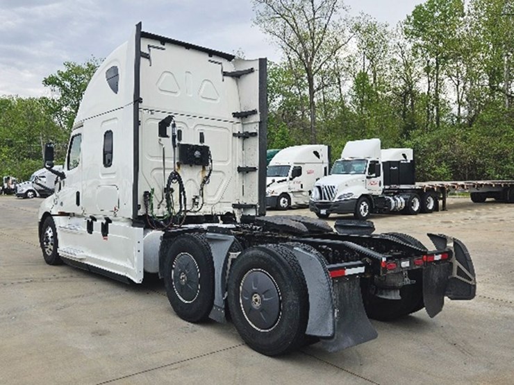 2020-freightliner-cascadia-126-image-2