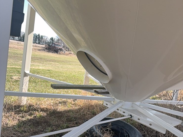 meridian-5000-bushel-hopper-bin-with-fan,-this-bin-is-designed-for-fertalizer,-however-it-has-never-had-fertilizer-in-it.-grain-only.-excellent-condition-image-13