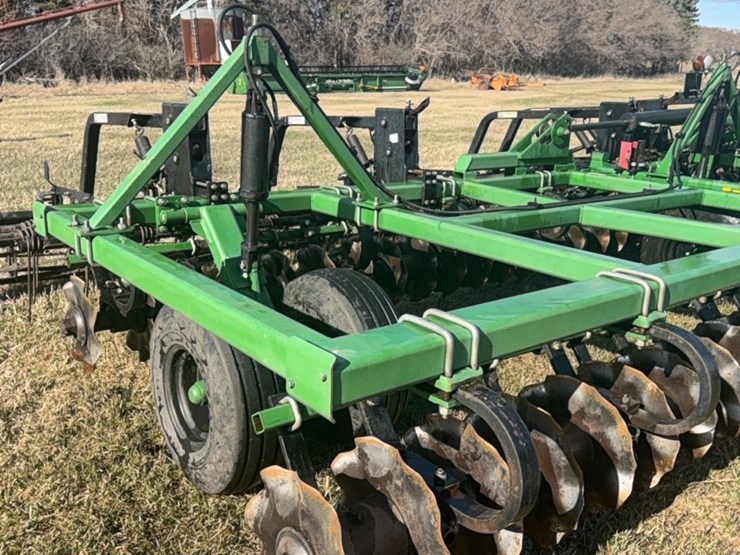 summers-40’-supercoulter-plus-vertical-tillage,-equipped-with-summer’s-heavy-duty-3-bar-harrows-and-rolling-baskets-image-47