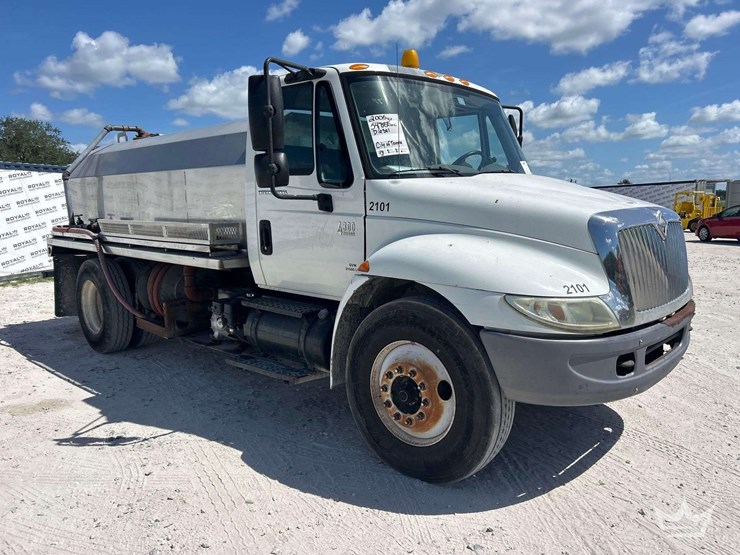 2005-international-durastar-4300-image-2