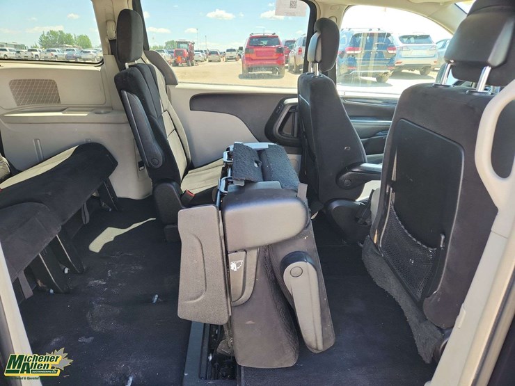 2014-chrysler-town-&-country-image-16