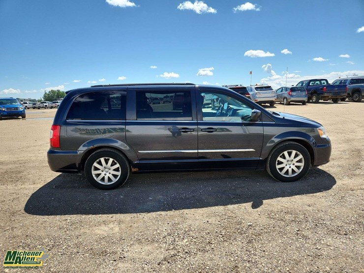 2014-chrysler-town-&-country-image-9