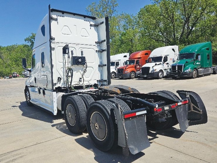 2020-freightliner-cascadia-126-image-2