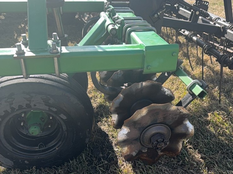 summers-40’-supercoulter-plus-vertical-tillage,-equipped-with-summer’s-heavy-duty-3-bar-harrows-and-rolling-baskets-image-15