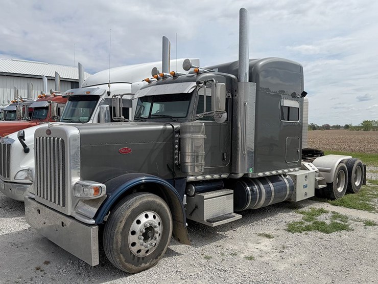 2021-peterbilt-389-image-1