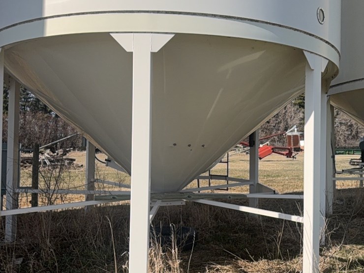 meridian-5000-bushel-hopper-bin-with-fan,-this-bin-is-designed-for-fertalizer,-however-it-has-never-had-fertilizer-in-it.-grain-only.-excellent-condition-image-6