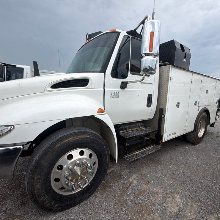 2004 INTERNATIONAL DURASTAR 4300