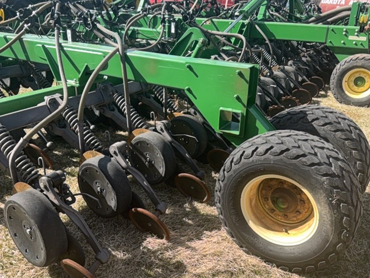 2000-john-deere-1910-image-56
