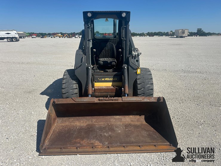 2015-new-holland-l230-image-2