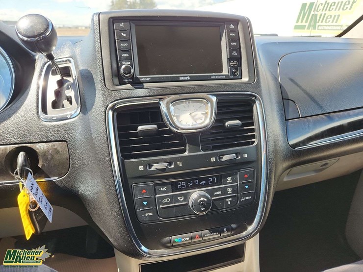 2014-chrysler-town-&-country-image-38