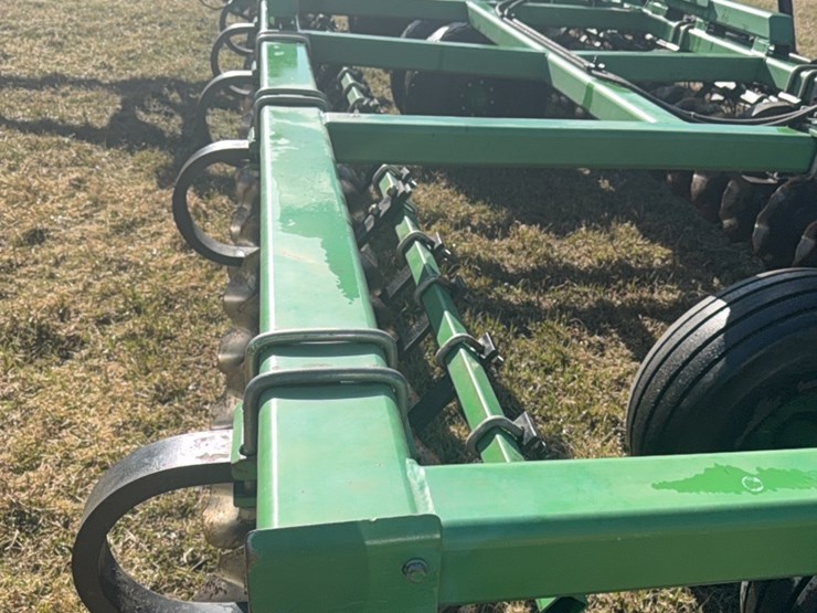 summers-40’-supercoulter-plus-vertical-tillage,-equipped-with-summer’s-heavy-duty-3-bar-harrows-and-rolling-baskets-image-12
