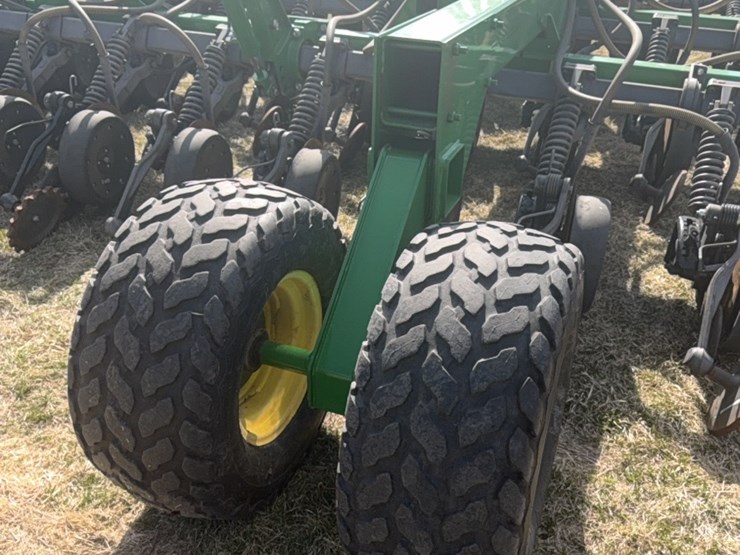2000-john-deere-1910-image-23
