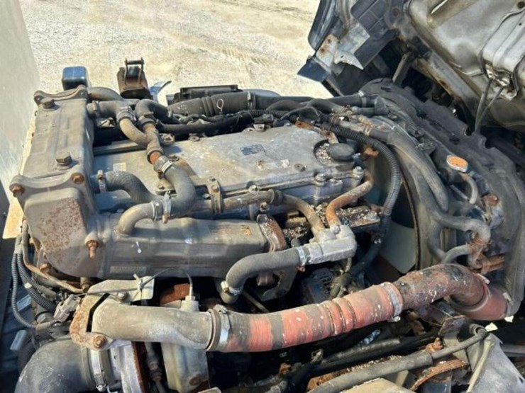 2015-isuzu-nrr-image-24