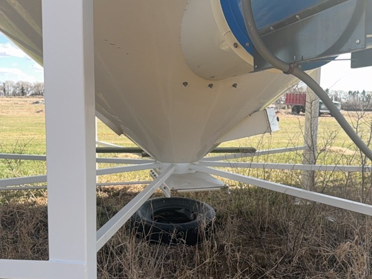 meridian-5000-bushel-hopper-bin-with-fan,-this-bin-is-designed-for-fertalizer,-however-it-has-never-had-fertilizer-in-it.-grain-only.-excellent-condition-image-12