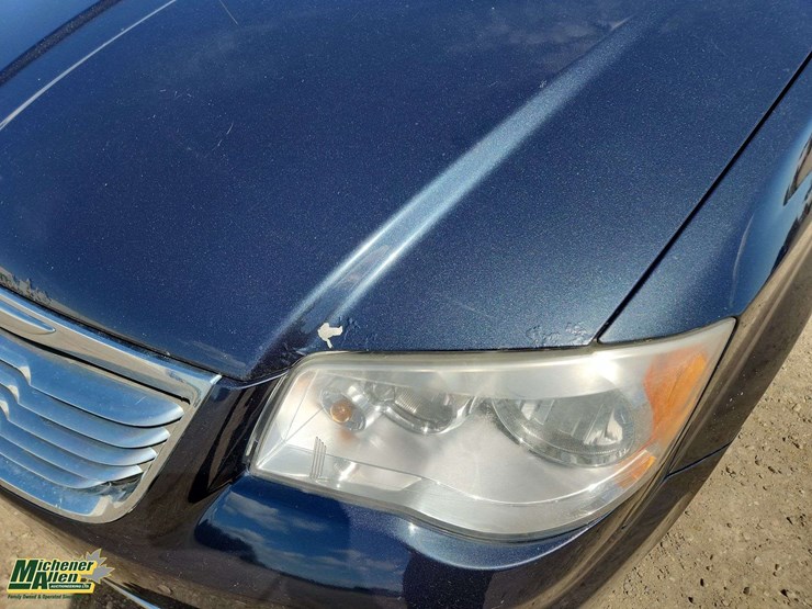 2014-chrysler-town-&-country-image-25