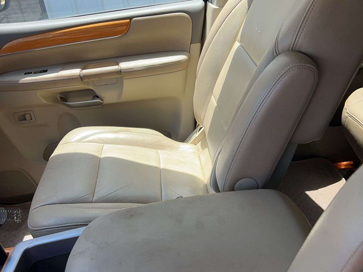 2010-infiniti-qx56-image-32