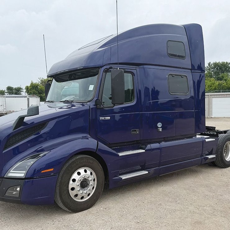 2022 VOLVO VNL860