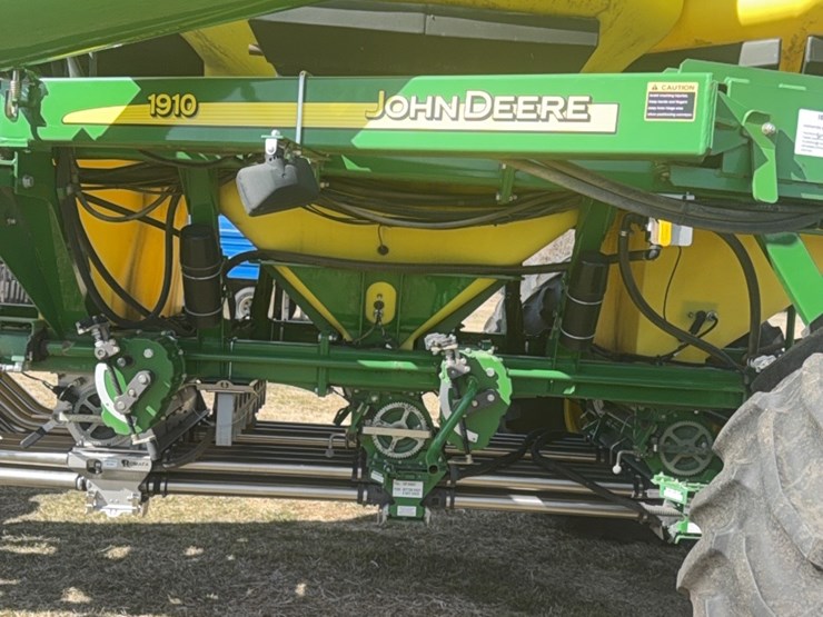 2000-john-deere-1910-image-111