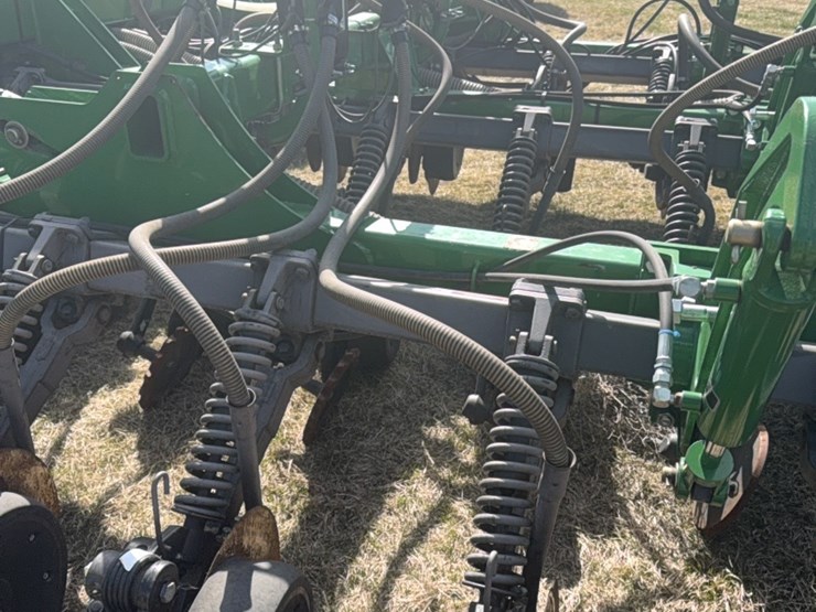 2000-john-deere-1910-image-32