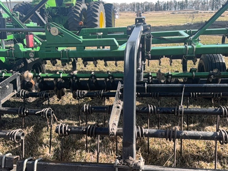 summers-40’-supercoulter-plus-vertical-tillage,-equipped-with-summer’s-heavy-duty-3-bar-harrows-and-rolling-baskets-image-37