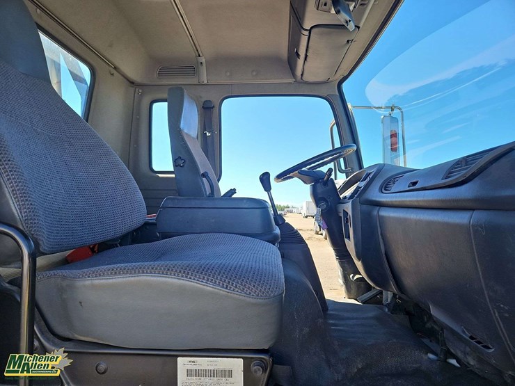 2001-gmc-t7500-image-22