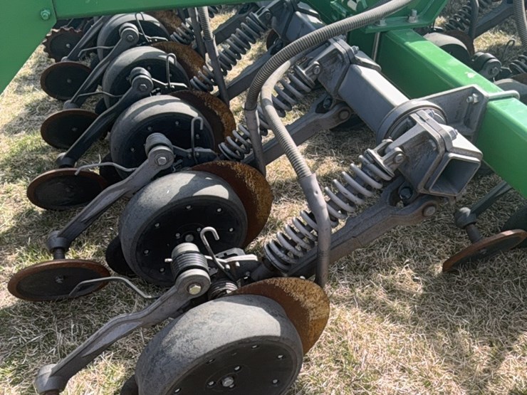 2000-john-deere-1910-image-18