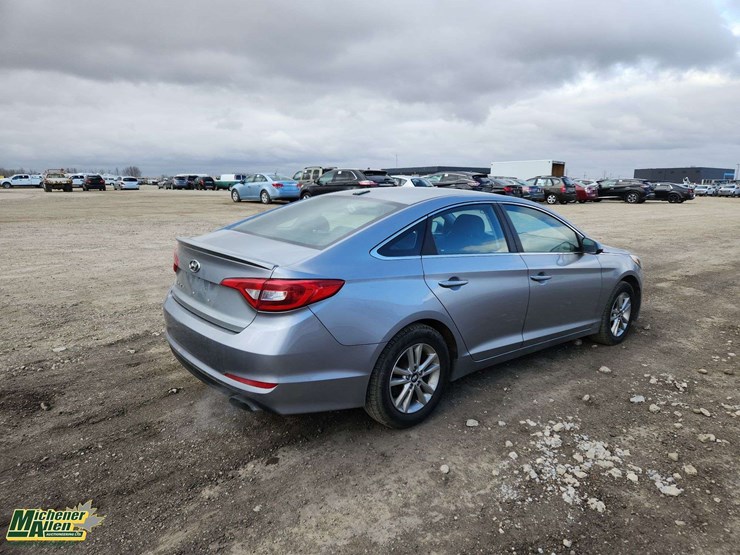 2017-hyundai-sonata-4dr-sedan-image-4