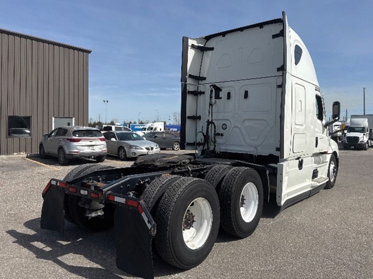 2022-freightliner-cascadia-126-image-2