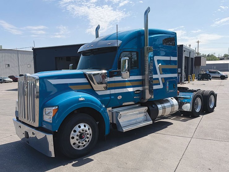 2022-kenworth-w990-image-1
