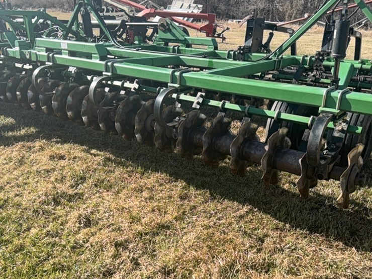 summers-40’-supercoulter-plus-vertical-tillage,-equipped-with-summer’s-heavy-duty-3-bar-harrows-and-rolling-baskets-image-7