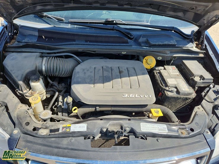 2014-chrysler-town-&-country-image-21