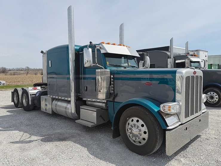2023-peterbilt-389-image-1