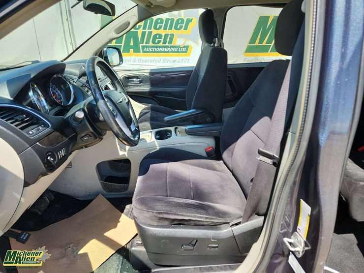 2014-chrysler-town-&-country-image-20