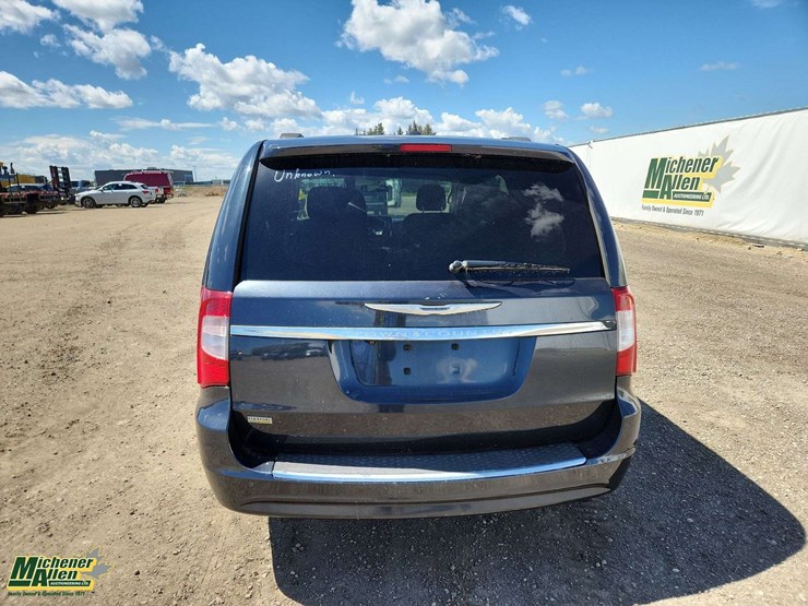 2014-chrysler-town-&-country-image-7