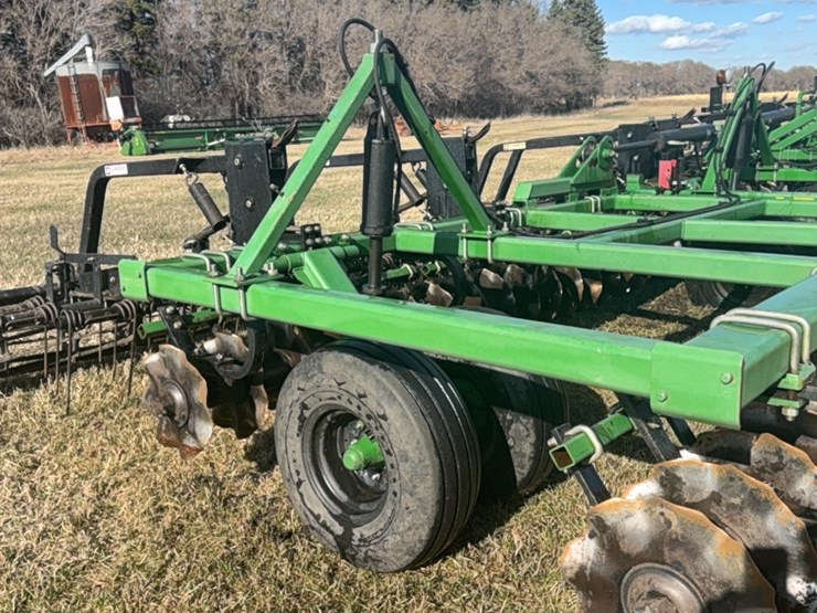 summers-40’-supercoulter-plus-vertical-tillage,-equipped-with-summer’s-heavy-duty-3-bar-harrows-and-rolling-baskets-image-45