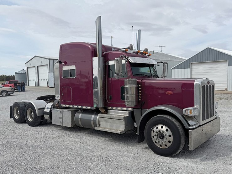 2021-peterbilt-389-image-2