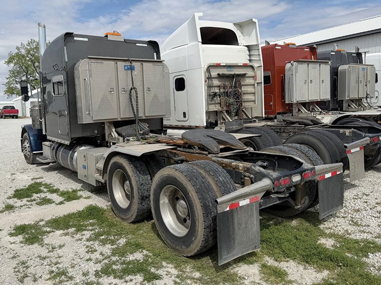 2021-peterbilt-389-image-2