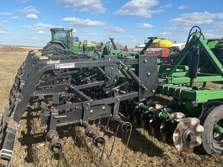 summers-40’-supercoulter-plus-vertical-tillage,-equipped-with-summer’s-heavy-duty-3-bar-harrows-and-rolling-baskets-image-41