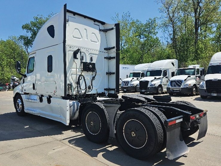 2020-freightliner-cascadia-126-image-2