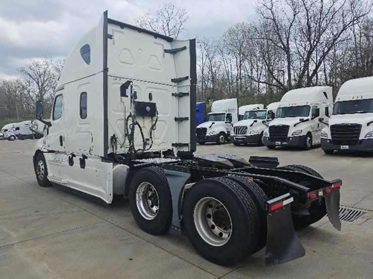 2020-freightliner-cascadia-126-image-2