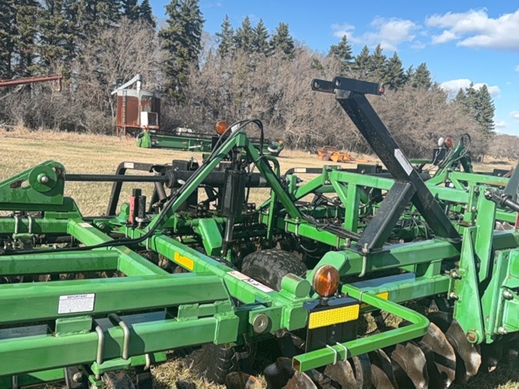 summers-40’-supercoulter-plus-vertical-tillage,-equipped-with-summer’s-heavy-duty-3-bar-harrows-and-rolling-baskets-image-56