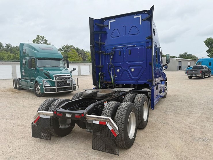 2023-freightliner-cascadia-126-image-2