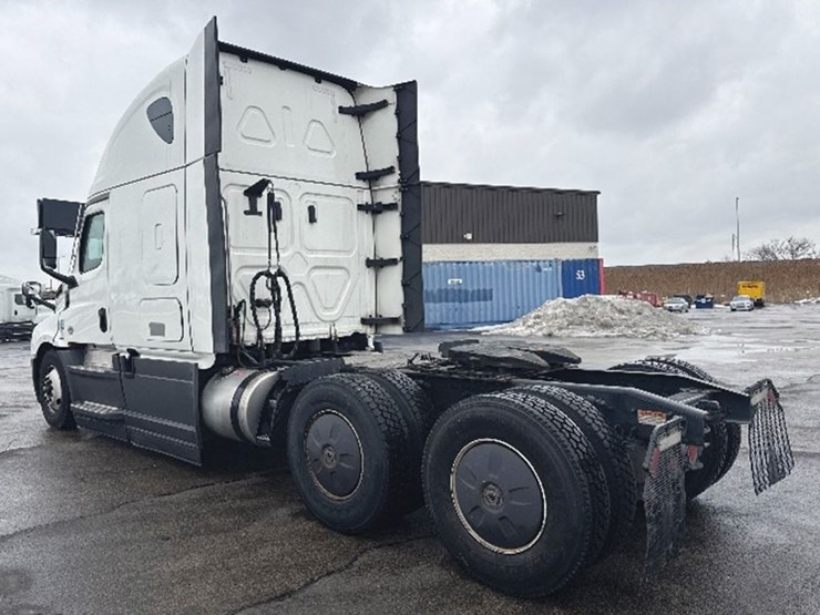 2023-freightliner-cascadia-126-image-2
