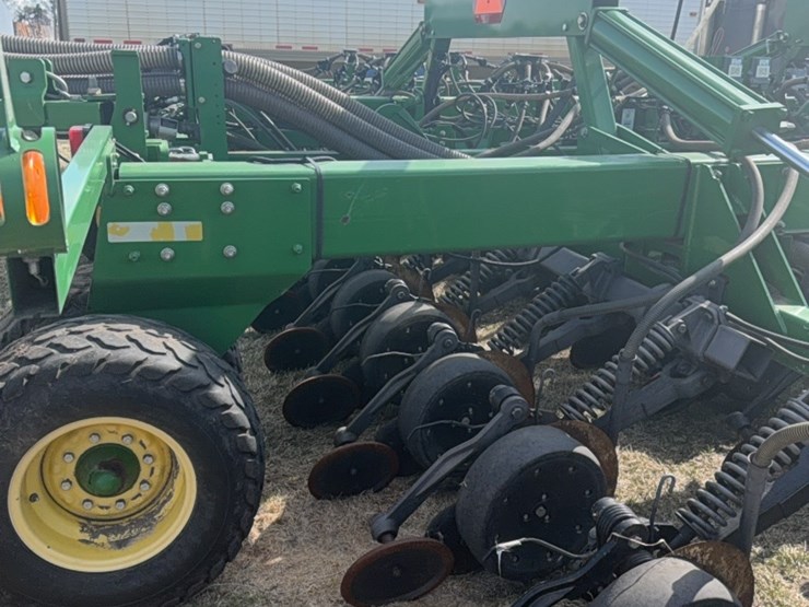 2000-john-deere-1910-image-38