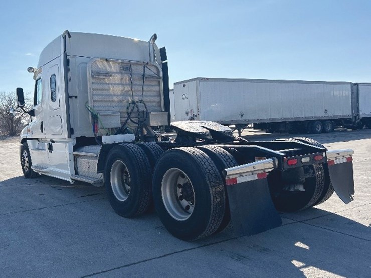 2019-freightliner-cascadia-125-image-2