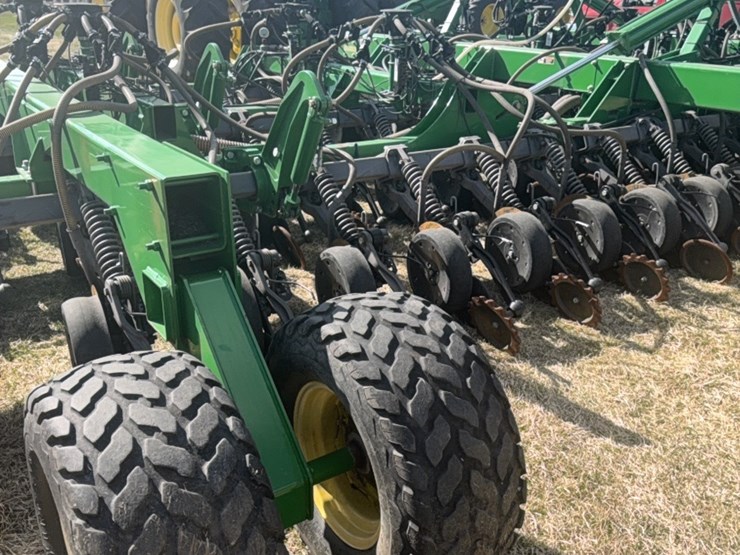 2000-john-deere-1910-image-53